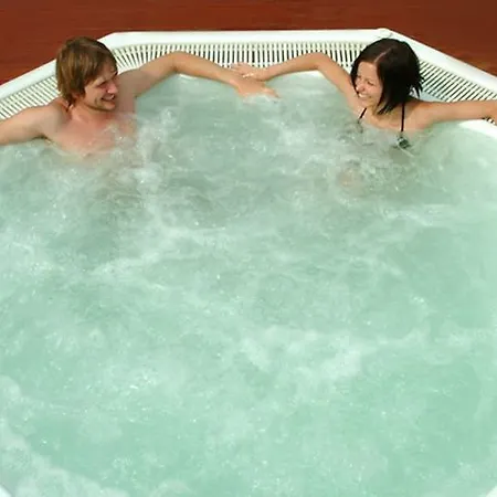94 With Outdoor Swimmingpool Сasa de vacaciones *